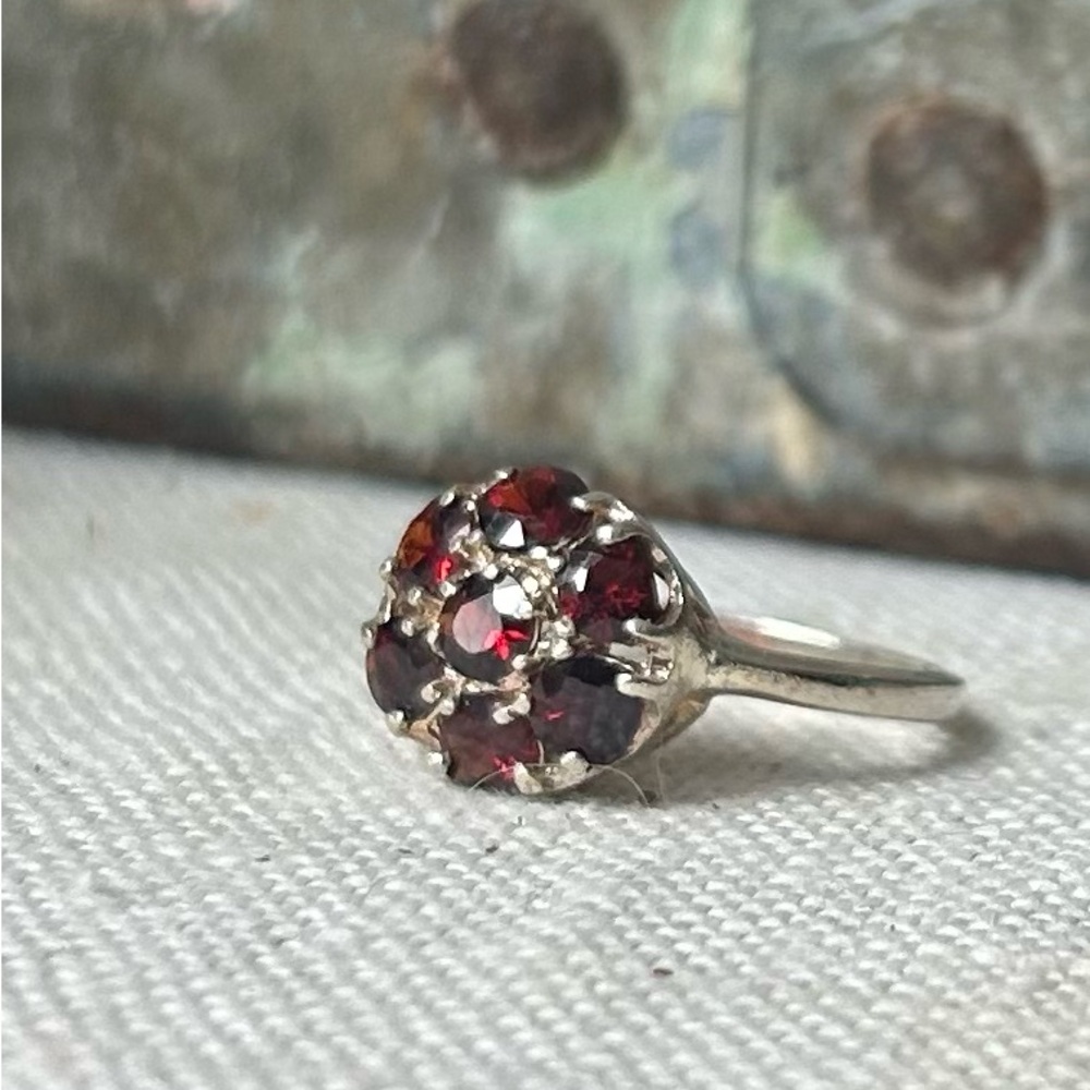 Vintage Sterling and Garnet Ring - Picture 4 of 7